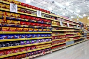 organizar prateleiras de supermercado horizontalmente