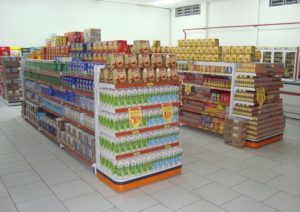 organizar prateleiras de supermercado ponta de gôndola