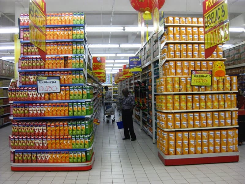 organizar prateleiras de supermercado ponta de gôndola