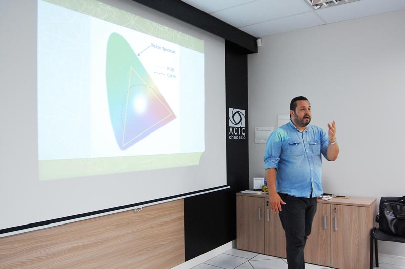 Fechamento de arquivos e Gerenciamento de cores foi o tema abordado por Robson Xavier de Carvalho.